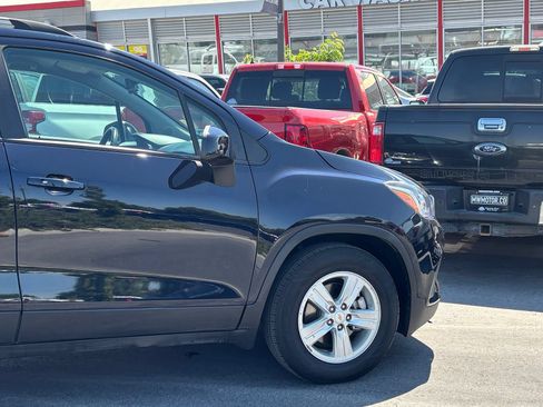 Used 2021 Chevrolet Trax LT w/ LT Convenience Package FWD image 4