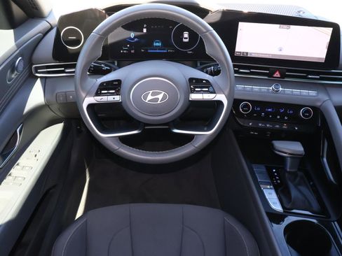 Used 2024 Hyundai Elantra SEL w/ Convenience Package image 9