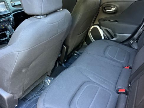 Used 2018 Jeep Renegade Latitude FWD image 4