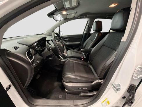 Used 2020 Chevrolet Trax LT w/ LT Convenience Package FWD image 18