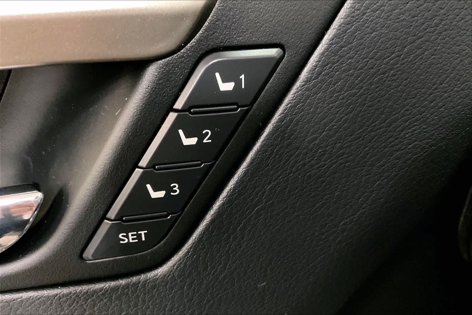 Used 2022 Lexus RX 450h AWD w/ Luxury Package image 34