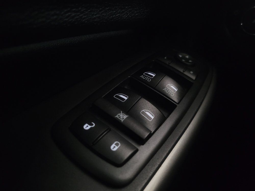 Used 2019 Jeep Cherokee Latitude Plus w/ Comfort/Convenience Group FWD image 27