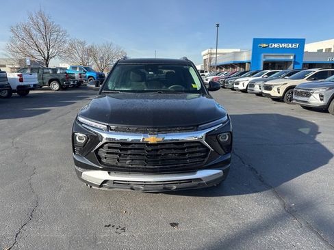 Used 2025 Chevrolet TrailBlazer LT image 2