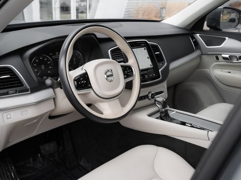 Used 2022 Volvo XC90 T5 Momentum w/ Climate Package image 10