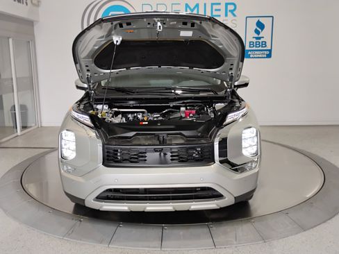 Used 2023 Mitsubishi Outlander SE image 48
