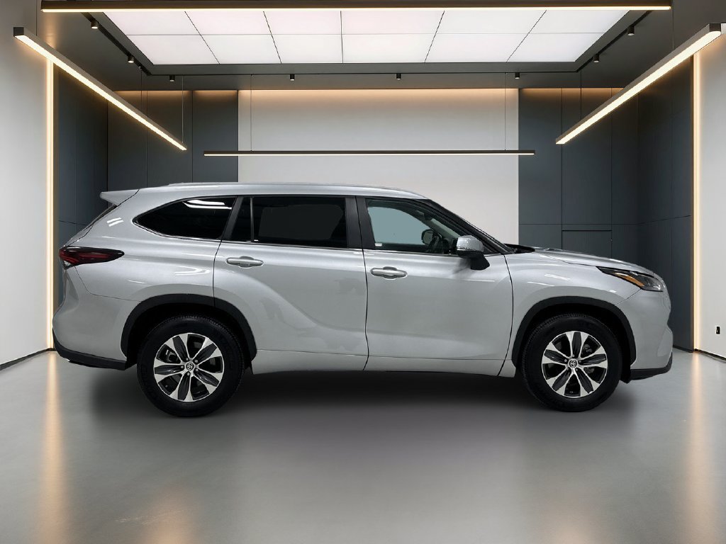 Used 2025 Toyota Highlander XLE FWD image 7