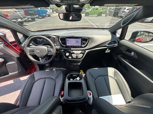 New 2025 Chrysler Pacifica Select image 12