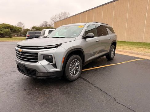 Used 2024 Chevrolet Traverse LT image 4