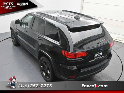 Used 2018 Jeep Grand Cherokee Laredo AWD/4WD image 31