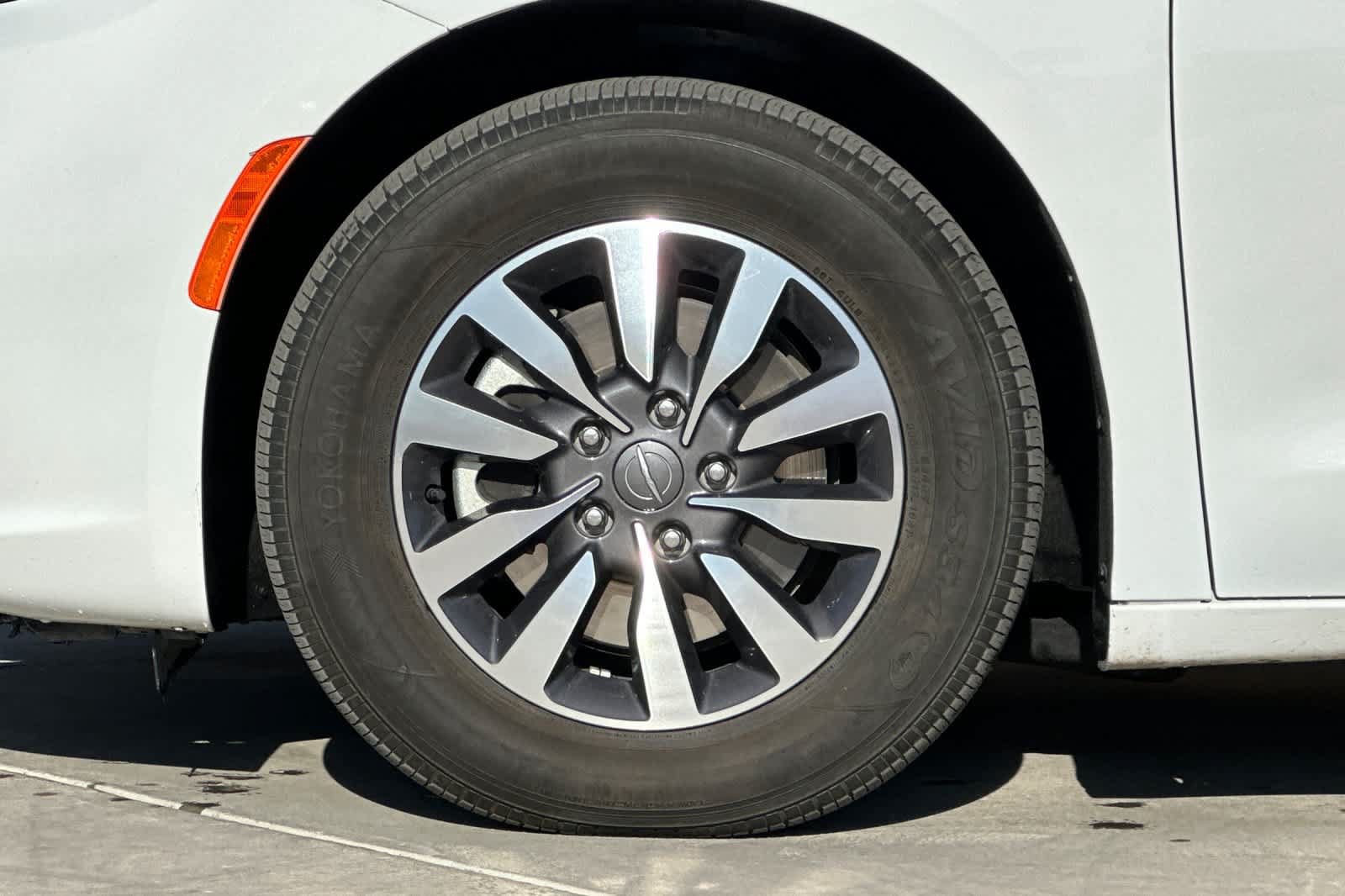 Used 2024 Chrysler Pacifica Limited FWD image 11