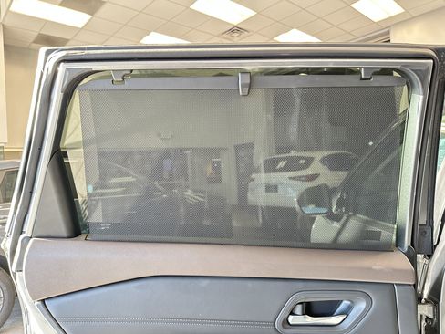 Used 2023 Nissan Rogue SV w/ SV Premium Package image 12