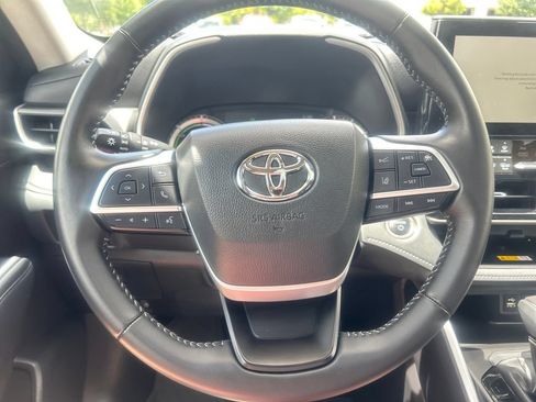 Certified 2025 Toyota Highlander XLE AWD/4WD image 15