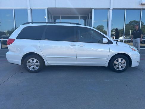 Used 2009 Toyota Sienna XLE FWD image 5
