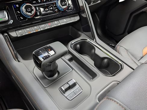 Used 2025 GMC Sierra 1500 AT4 w/ AT4 Premium Package AWD/4WD image 17