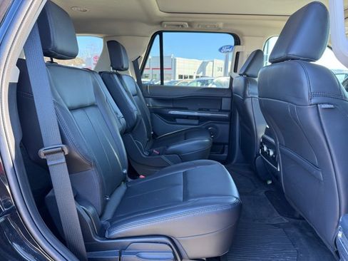 Used 2022 Ford Expedition XLT image 16