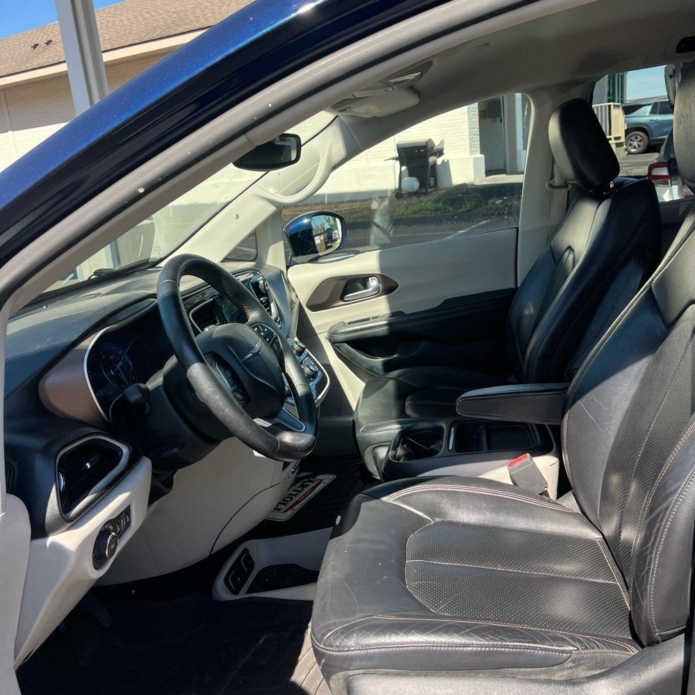 Used 2018 Chrysler Pacifica Touring-L w/ Premium Audio Group FWD image 5