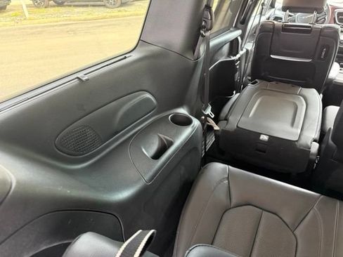 Used 2019 Chrysler Pacifica Touring-L FWD image 10