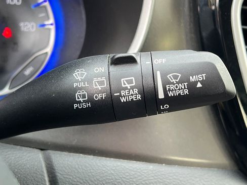 Used 2023 Chrysler Pacifica Touring-L image 34