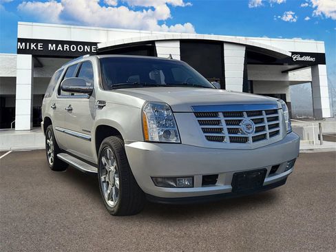 Used 2010 Cadillac Escalade Luxury image 2