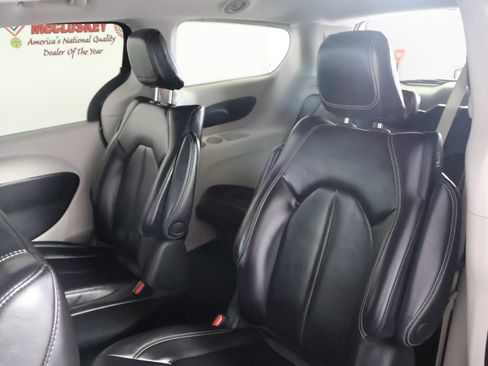 Used 2023 Chrysler Pacifica Touring-L FWD image 46