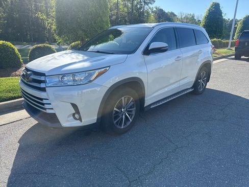 Used 2018 Toyota Highlander XLE AWD/4WD image 3