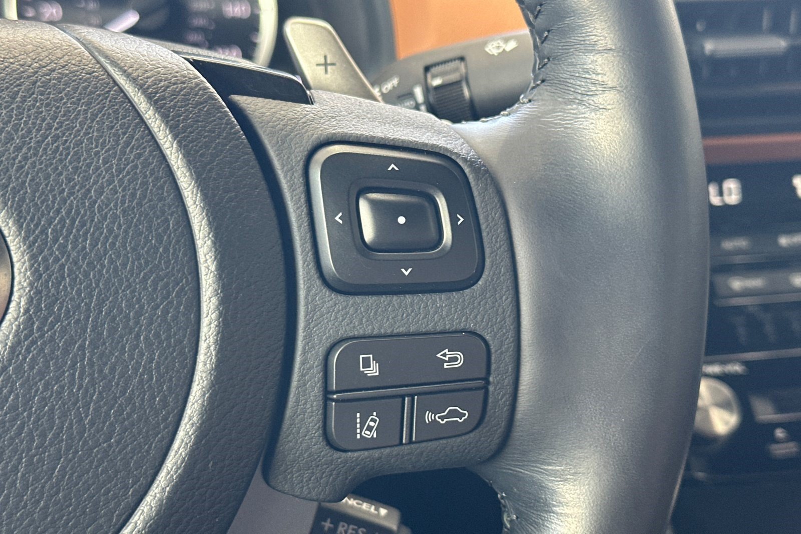 Used 2023 Lexus IS 300 w/ Comfort Package RWD image 30