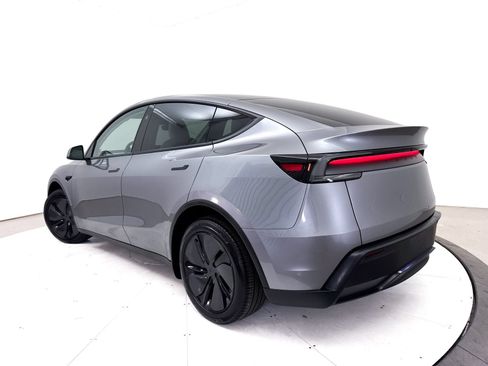 Used 2026 Tesla Model Y Long Range RWD image 2