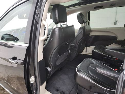 Used 2023 Chrysler Pacifica Limited FWD image 24