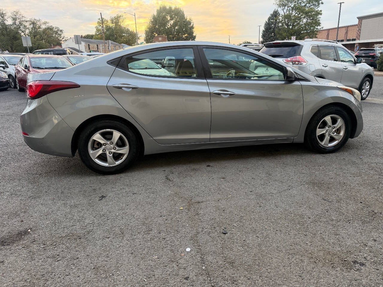 Used 2015 Hyundai Elantra SE FWD image 11