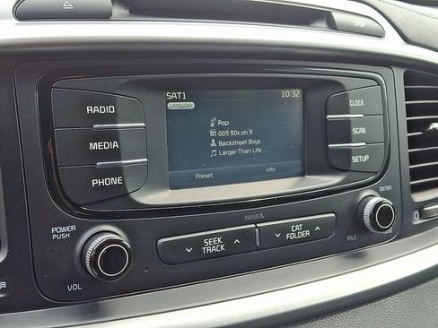 Used 2017 Kia Sorento AWD image 17