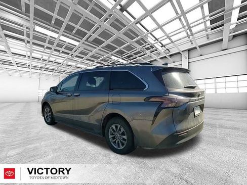 Used 2024 Toyota Sienna XLE image 5