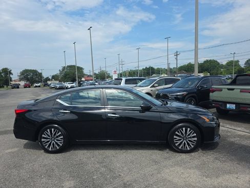 Used 2025 Nissan Altima 2.5 SV FWD image 3