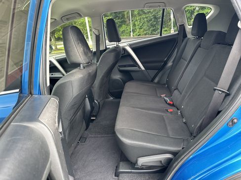 Used 2018 Toyota RAV4 LE FWD image 31