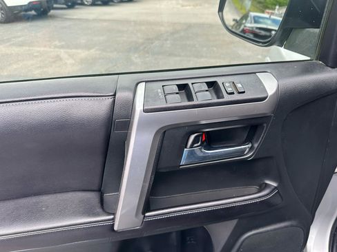 Used 2016 Toyota 4Runner SR5 AWD/4WD image 9