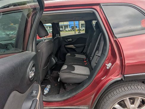 Used 2018 Jeep Cherokee Latitude FWD image 5
