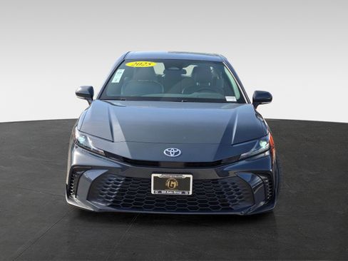 Used 2025 Toyota Camry SE image 2