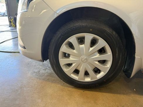 Used 2015 Nissan Versa SV image 9