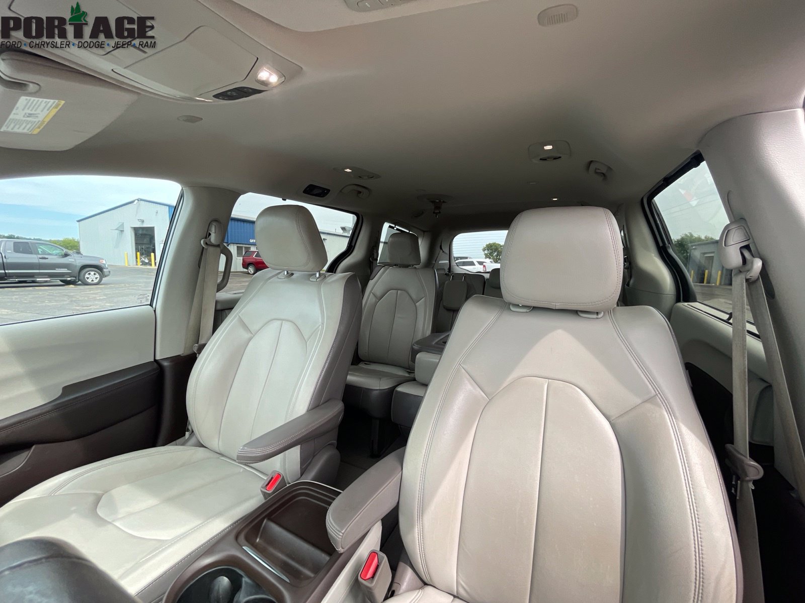 Used 2017 Chrysler Pacifica Touring-L FWD image 16