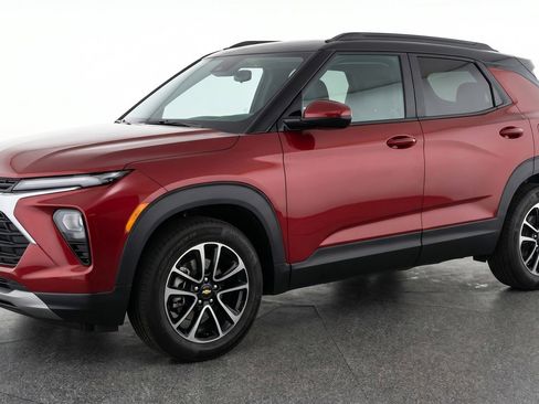 Used 2025 Chevrolet TrailBlazer LT FWD image 3
