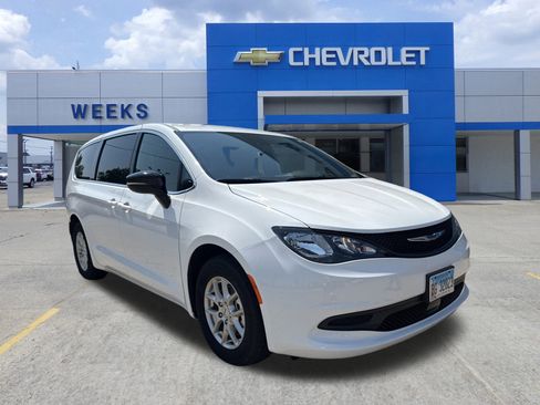 Used 2025 Chrysler Voyager LX image 1