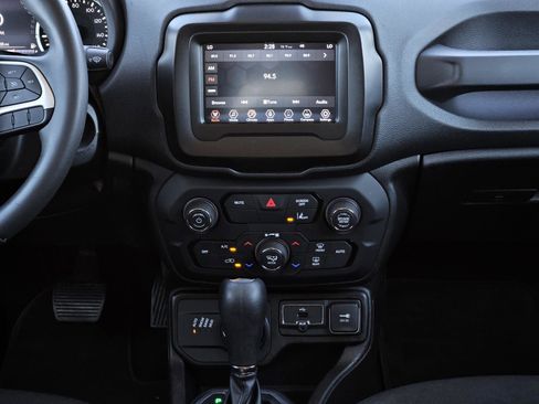 Used 2021 Jeep Renegade Latitude image 18