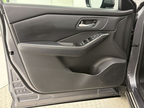 Used 2025 Nissan Rogue SV FWD image 12