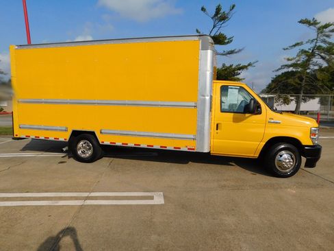 Used 2022 Ford E-350 and Econoline 350 Super Duty RWD image 2