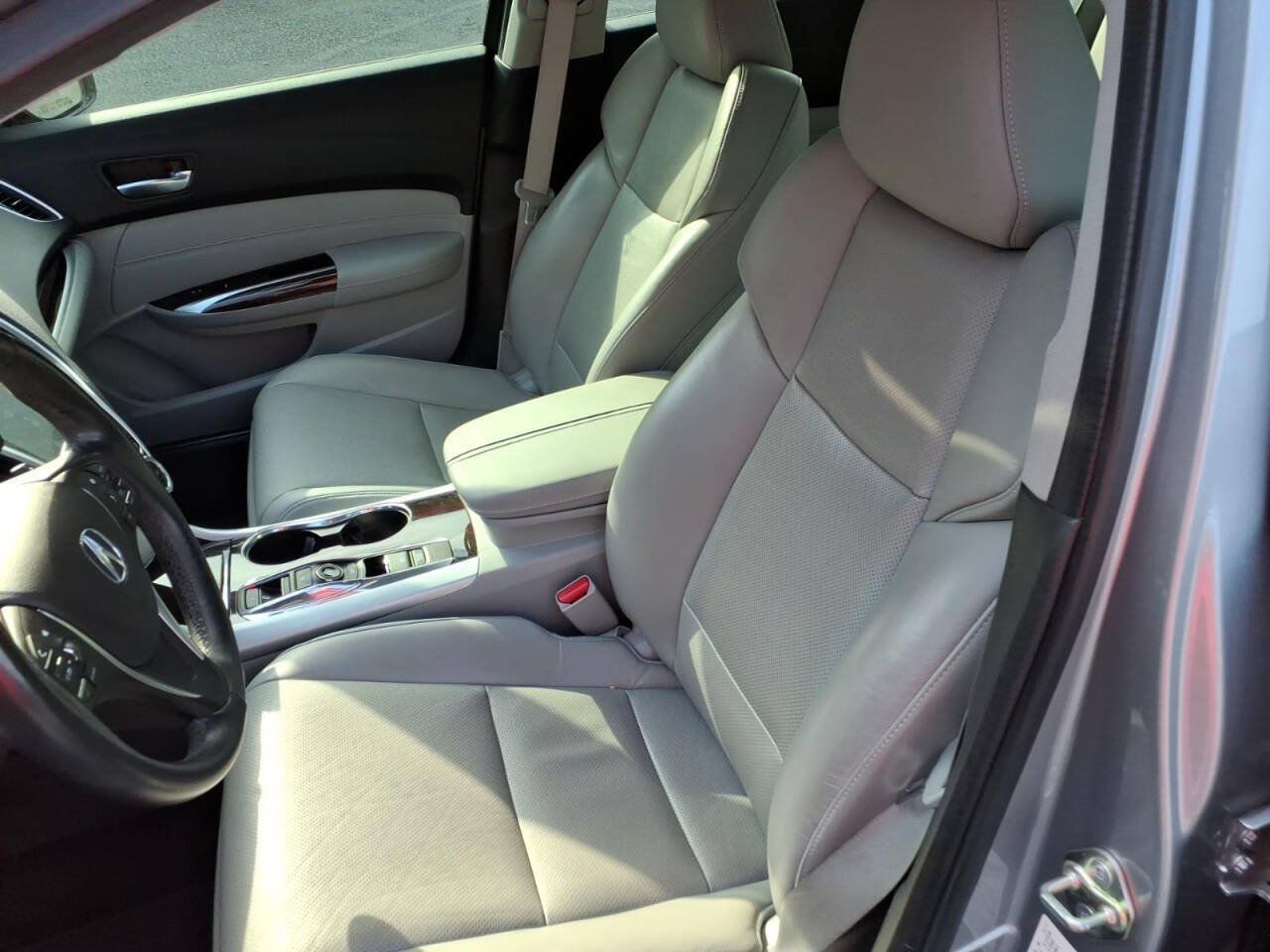 Used 2017 Acura TLX w/ Technology Package FWD image 18