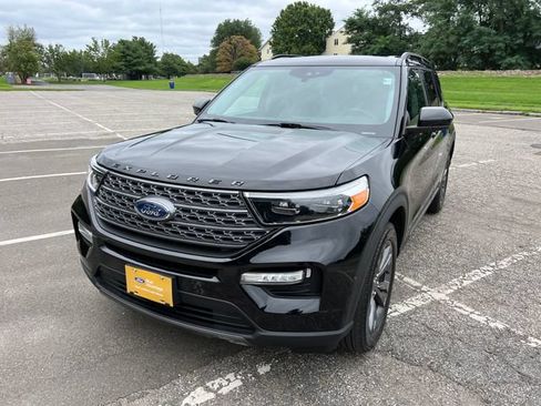Used 2023 Ford Explorer XLT w/ Equipment Group 202A AWD/4WD image 4