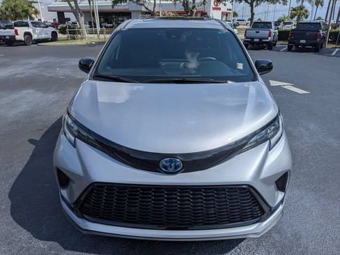 Used 2025 Toyota Sienna XSE FWD image 8