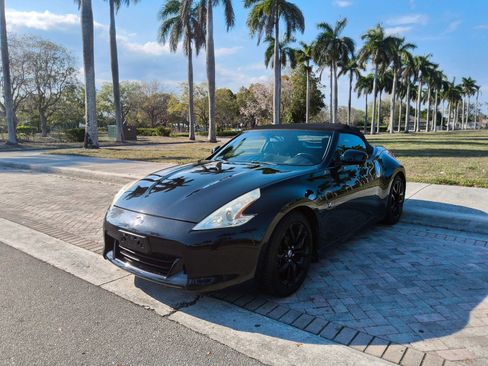 Used 2010 Nissan 370Z Roadster image 3