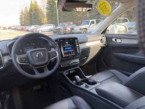Used 2023 Volvo XC40 B5 Core w/ Convenience Package image 14