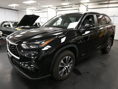 Certified 2023 Toyota Highlander XLE image 3