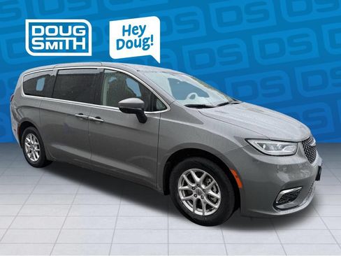 Used 2023 Chrysler Pacifica Touring-L FWD image 5